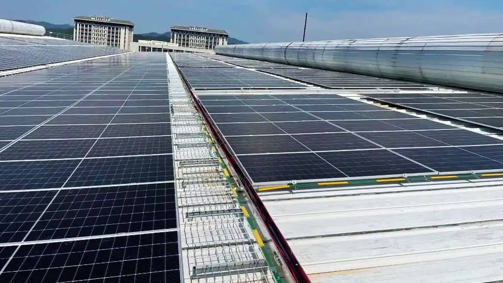 Solar roof walkway